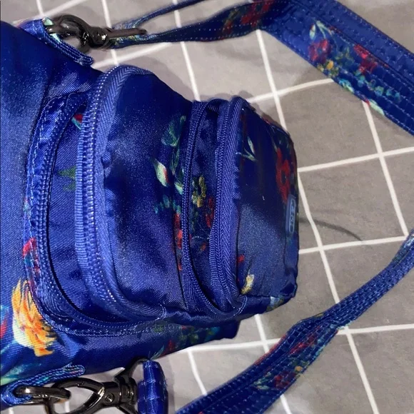 Lug Blue Floral water bottle bag holder - Picture 3 of 4